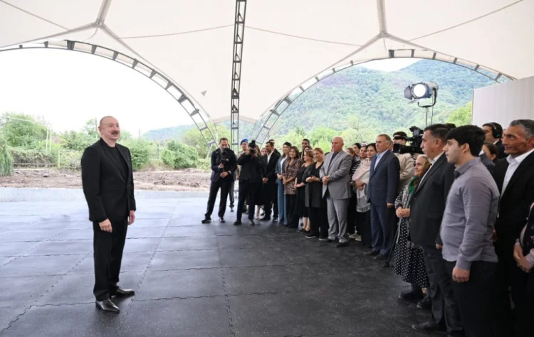 İlham Əliyev Xocalının kəndlərinin sakinləri ilə görüşüb