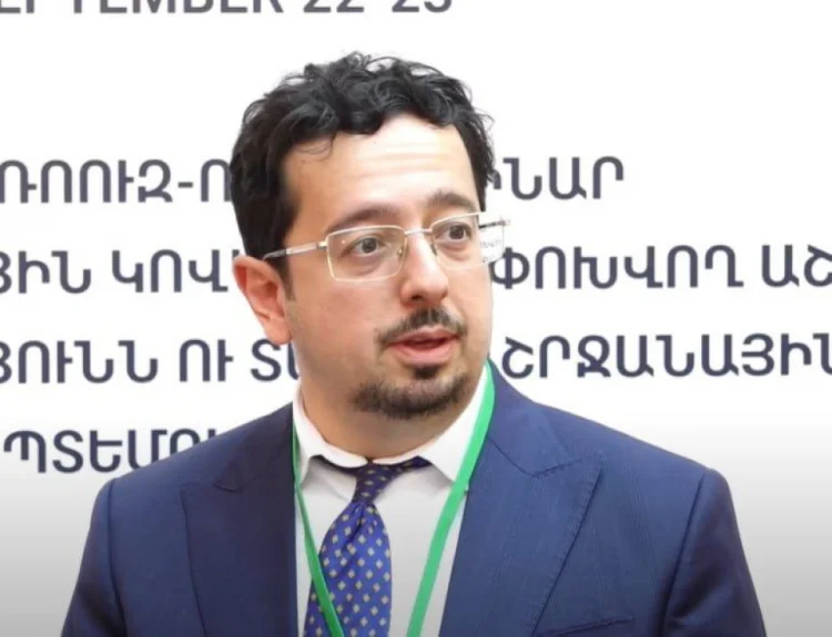 Azərbaycanlı məmurun erməni müxbirləri üçün brifinqi VİDEO