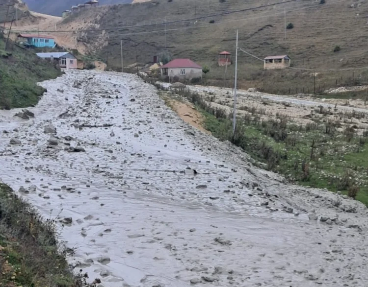 Qusarın Laza kəndində yolu sel suları basıb