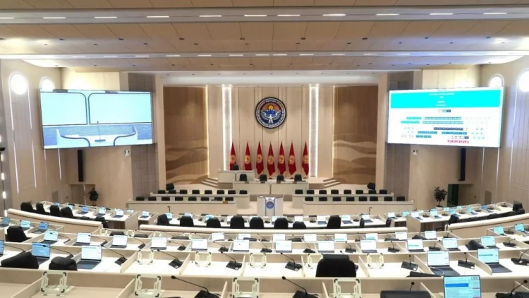 Qırğızıstan parlamenti özünü buraxıb FOTO