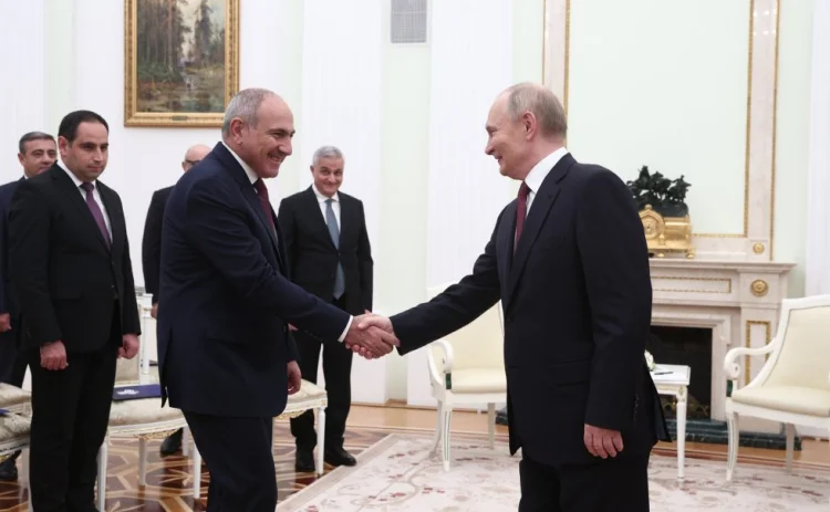 Putin Kremldə  Nikol Paşinyanla görüşüb.