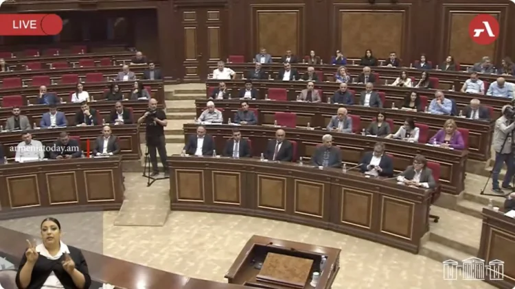 Ermənistan parlamenti Paşinyanın istefasını müzakirə edir