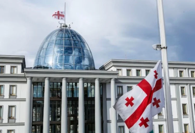 Gürcüstanda dövlət bayraqları endirilib