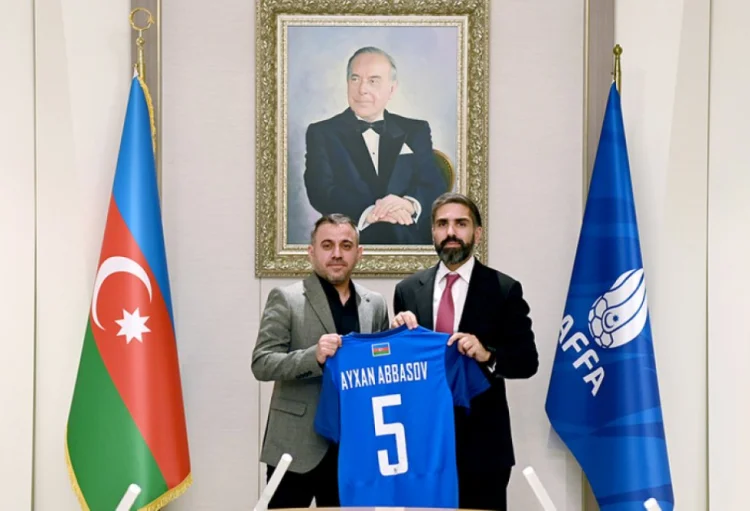 Ayxan Abbasov millimizin baş məşqçisi təyin olunub