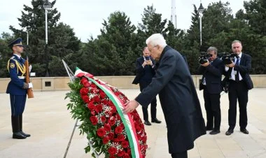 İtaliya Prezidenti Bakıda şəhidlərin xatirəsini anıb