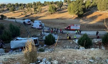 Türkiyədə işçiləri daşıyan avtobus dərəyə yuvarlanıb: 5 ölü