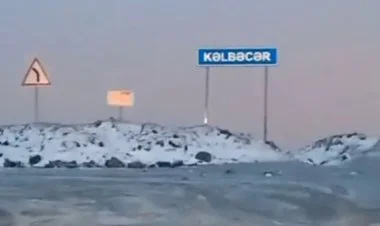 Kəlbəcərə qar yağıb