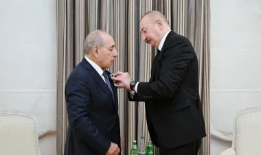 İlham Əliyev Yaqub Eyyubova “İstiqlal” ordenini təqdim edib