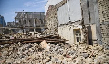 Bakının 2 rayonundakı qəzalı binaların söküntüsünə başlanır