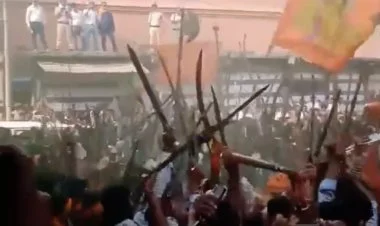 Hindistanda qılıncla rəqs edən qrup məscidi hədəf alıb