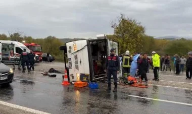 Türkiyədə işçiləri daşıyan mikroavtobus aşıb FOTO