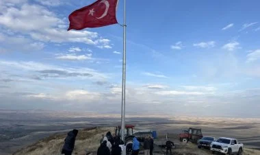 Ermənistan sərhədində Türkiyə bayrağı ucaldılıb