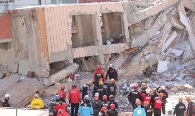 Kocaelide 7 mərtəbəli bina çöküb YENİLƏNİB