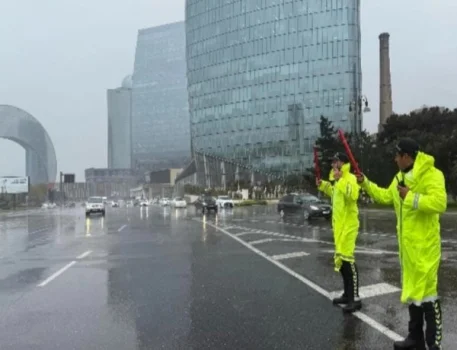 Yağışlı hava yollarda diqqət, məsuliyyət və səbr tələb edir