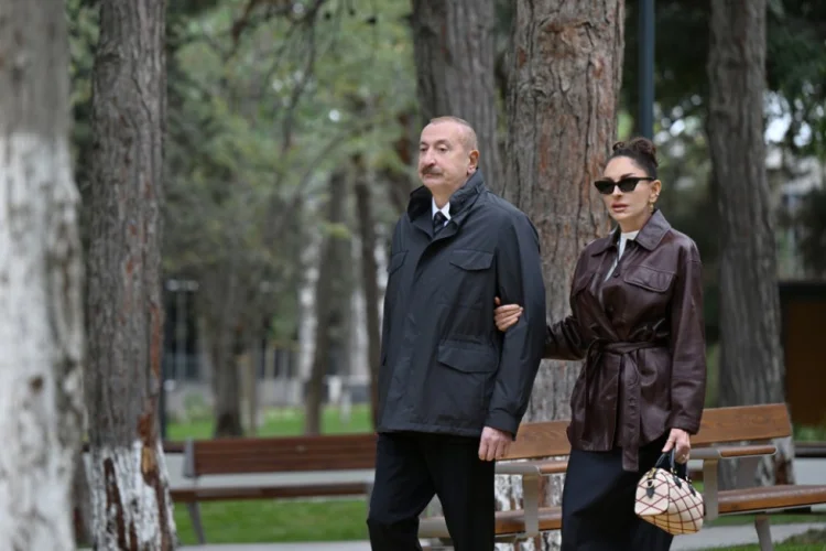 İlham Əliyev və birinci xanım Bakıda salınan yeni parkda
