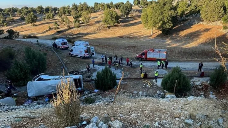 Türkiyədə işçiləri daşıyan avtobus dərəyə yuvarlanıb: 5 ölü