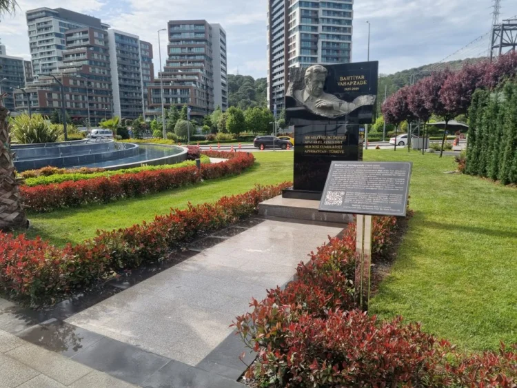İstanbulda Bəxtiyar Vahabzadənin barelyefi açılıb