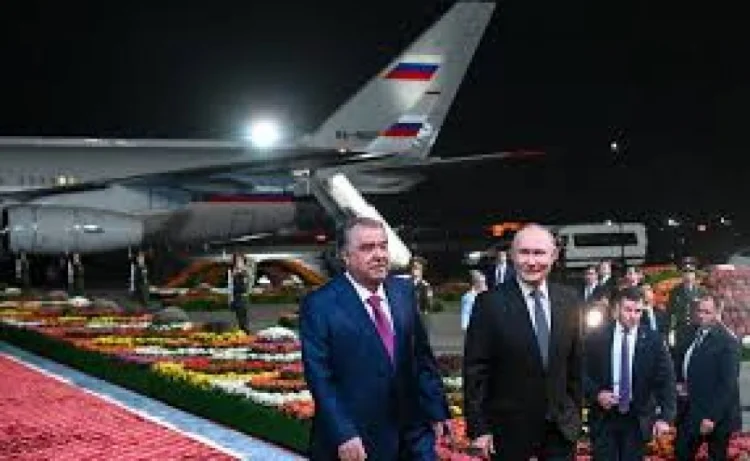 Vladimir Putin Tacikistana səfərə gəlib