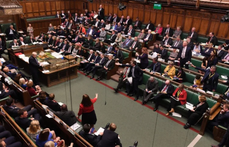 Britaniya Bakı və İrəvana silah embarqosunu aradan qaldırır
