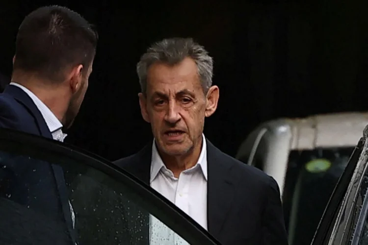 Nikola Sarkozi həbsxanaya aparılıb
