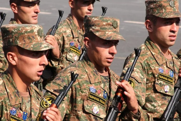 Ermənistanda hərbi xidmət müddəti azaldılıb