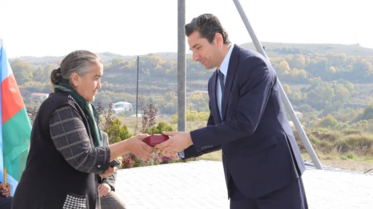 Seyidbəyli və Daşbulaq kəndlərində evlərin açarları verilib