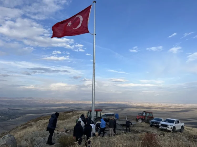 Ermənistan sərhədində Türkiyə bayrağı ucaldılıb