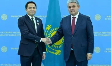 Tokayev Qazaxıstanın Azərbaycandakı səfirini təltif edib