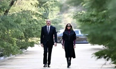 İlham Əliyev və xanımı Heydər Əliyevin məzarını ziyarət edib