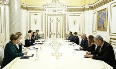 Huker Ermənistan-Azərbaycan sülh prosesini müzakirə edib