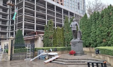 Kiyevdə Azərbaycan abidələri hava zərbələrindən qorunur FOTO