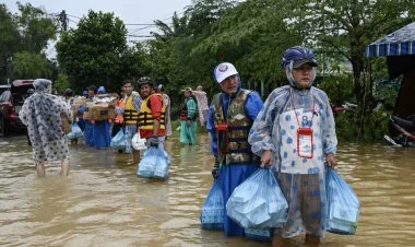 Vyetnam sakinləri körpələri ləyənlərdə xilas edirlər