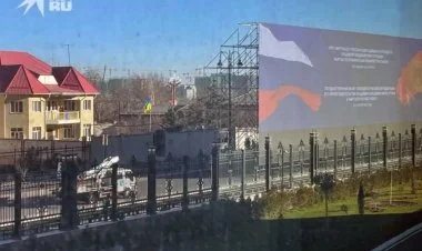 Bişkekdə Putinə görə Ukrayna səfirliyi lövhə ilə bağlandı