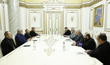 10 yepiskoplar Qareqin II istefa verməyə çağırıblar