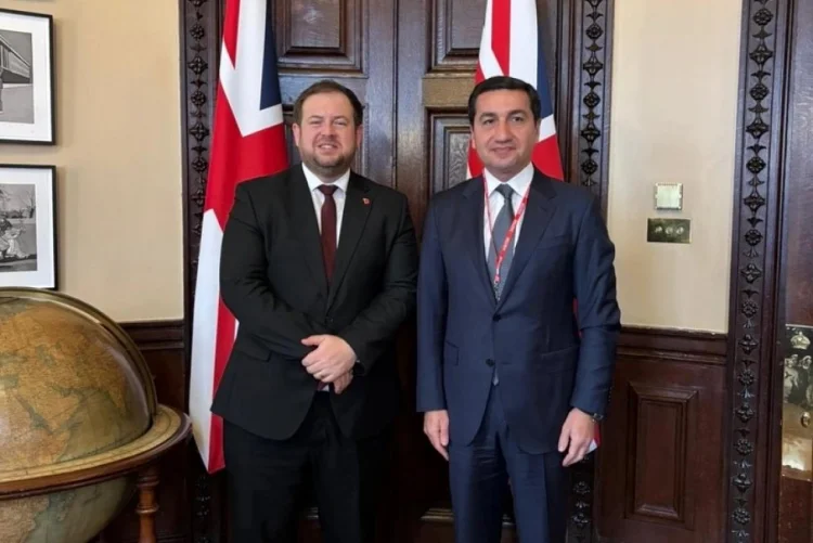 Hikmət Hacıyev Böyük Britaniyanın dövlət naziri ilə görüşüb
