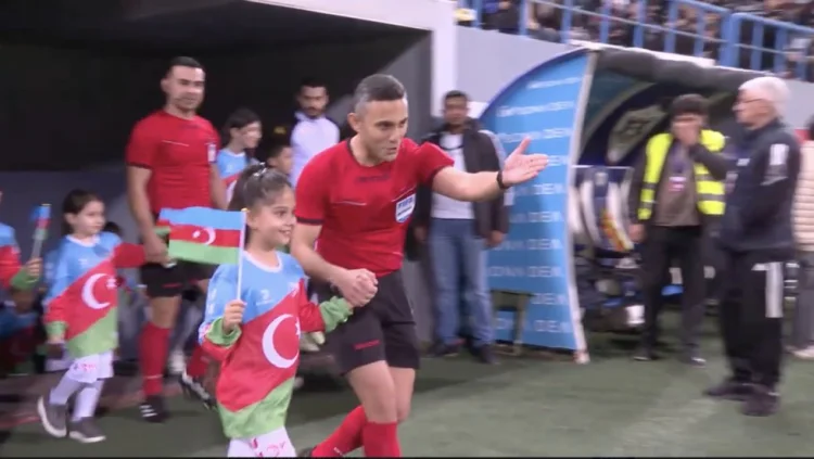 Qələbə Turu: 44 Günlük Qəhrəmanlıq Ritmində Futbol FOTO