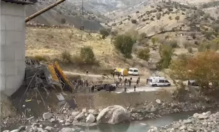 Türkiyədə körpü çöküb, ölən və yaralananlar var