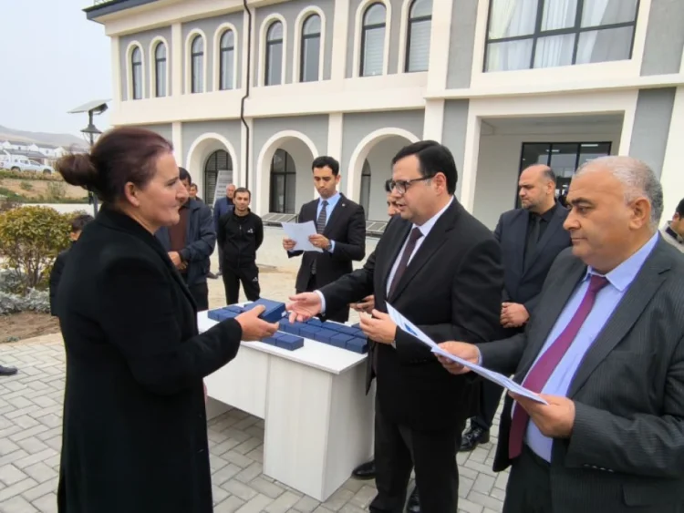 Ağdamın Xıdırlı kəndində mənzillərin açarları verilib
