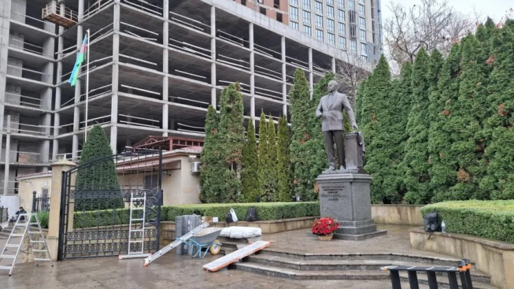 Kiyevdə Azərbaycan abidələri hava zərbələrindən qorunur FOTO