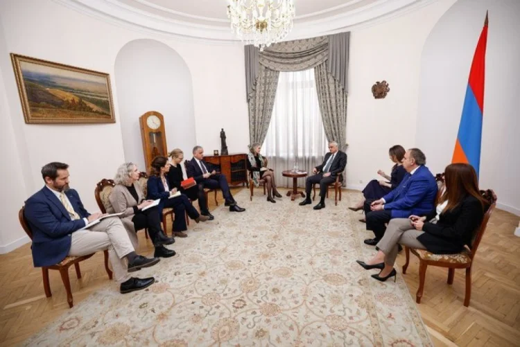 Mher Qriqoryan İrəvanda Maqdalena Qrono ilə görüşüb