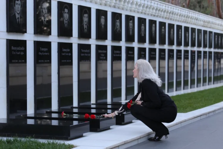 Allison Huker Şəhidlər xiyabanını ziyarət edib FOTO