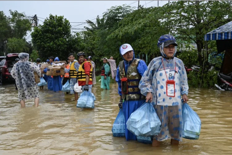 Vyetnam sakinləri körpələri ləyənlərdə xilas edirlər