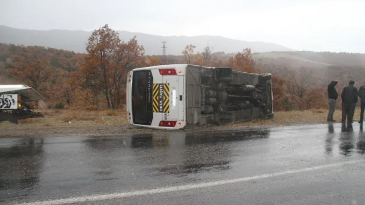 Türkiyədə tələbələri daşıyan avtobus aşıb