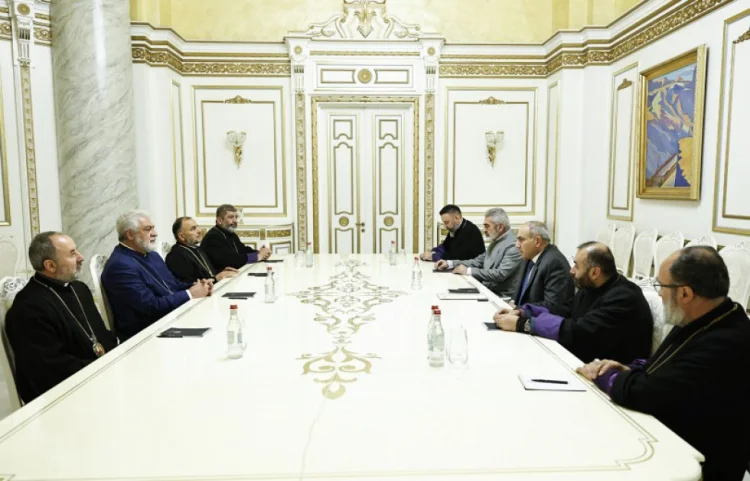 10 yepiskop Qaregin II-ni istefa verməyə çağırıb