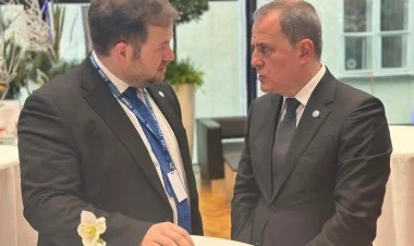 Ceyhun Bayramov britaniyalı nazir ilə görüşüb