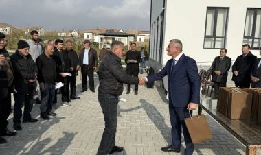 Horovluya yola salınan köç karvanı kəndə çatıb