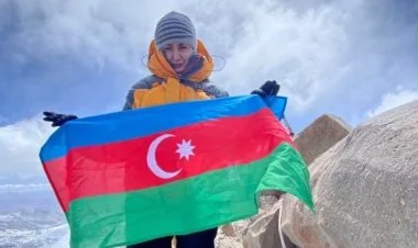 Elmira Aslanova Antarktidanın ən yüksək zirvəsini fəth edib