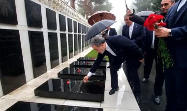 Abbas Əraqçi Bakıda şəhidlərin xatirəsini anıb