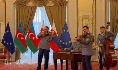 "Qurban olum, Azərbaycan!"