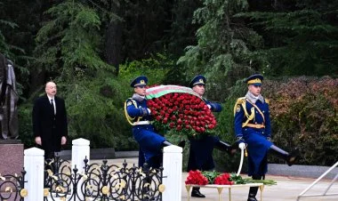 İlham Əliyev və xanımı Heydər Əliyevin məzarını ziyarət edib